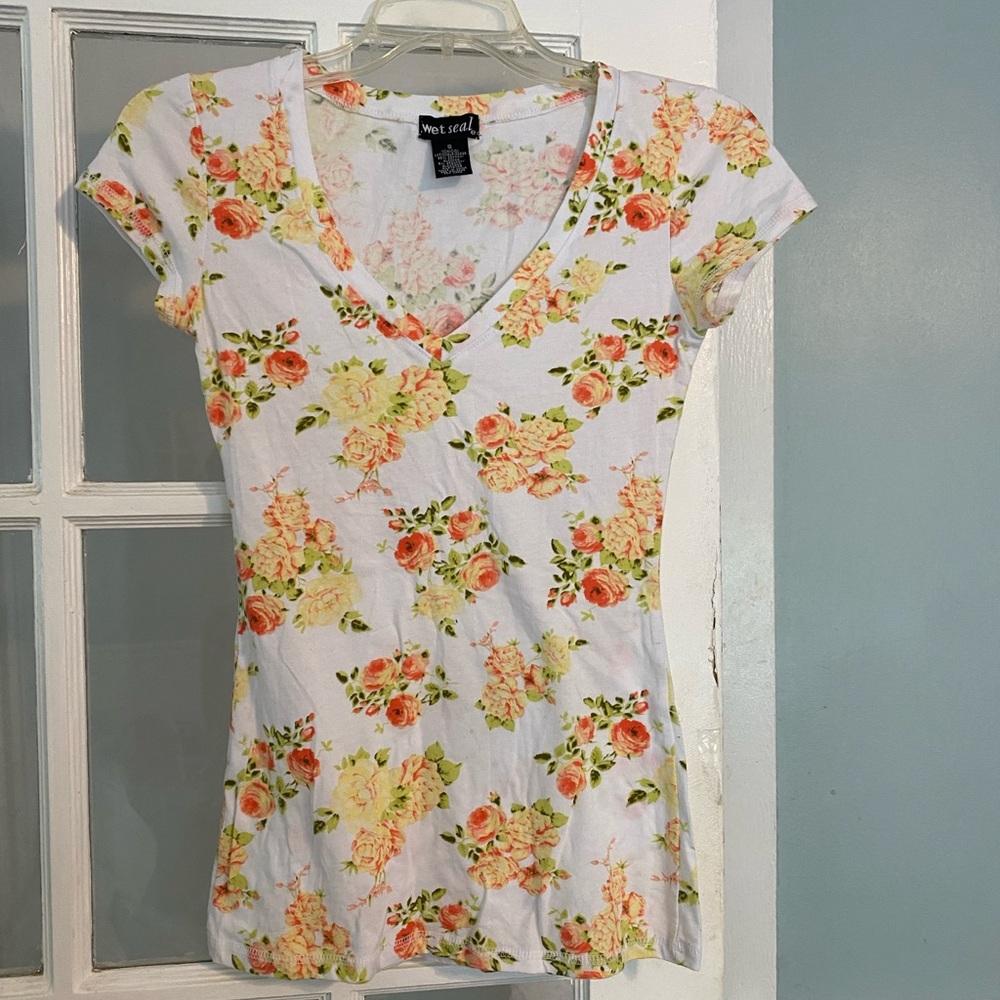 Wet Seal Fitted White Cream T-Shirt